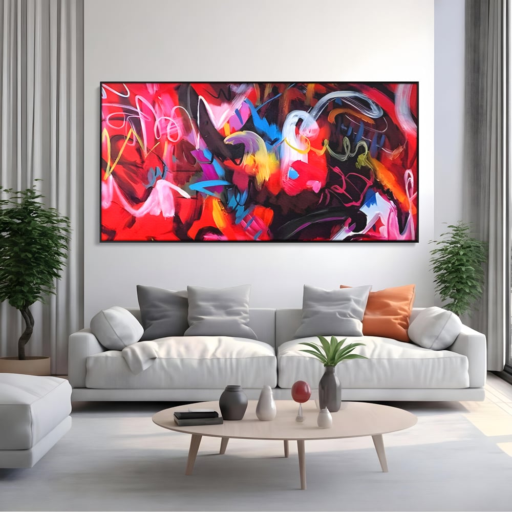 Tablou canvas cu tablou canvas cu graffiti rosu, in rama de aluminiu negru, pe perete intr-un living